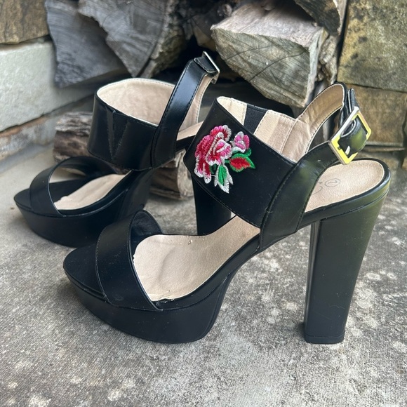Chunky Heels Forever embroidered flower black heels. Sz-7. Os - Picture 3 of 7